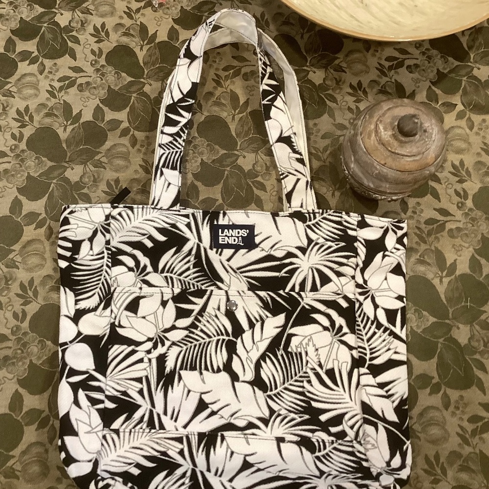 NWOT LANDS’ END MEDIUM GETAWAY BEACH TOTE IN BLACK PALM